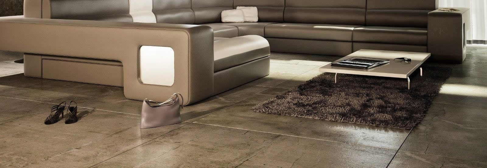 Großes Ledersofa in einem modernen Wohnraum